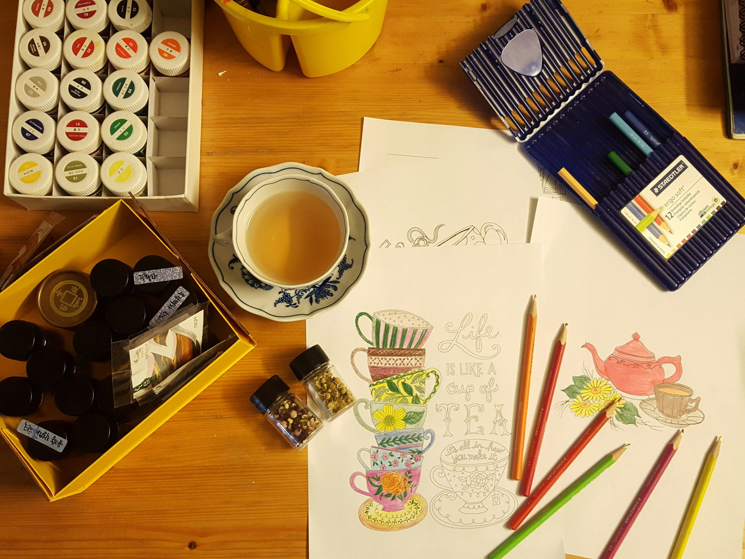 Table-with-sketches-and-various-art-supplies-for-arts-and-crafts